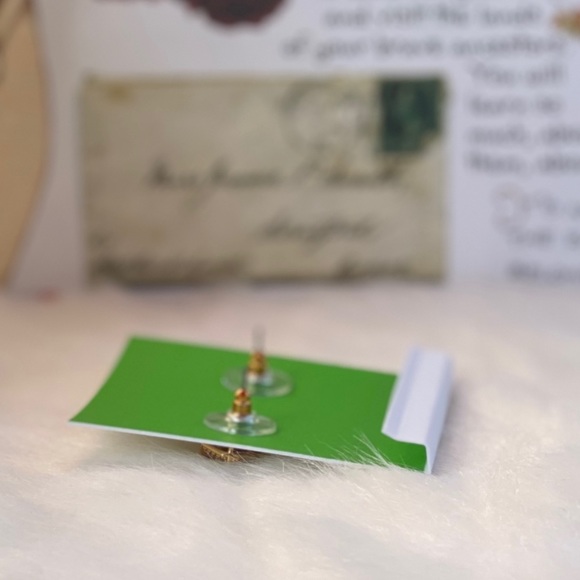 NEW KATE SPADE ♠️ CRYSTAL GOLD STUDS - Picture 6 of 6